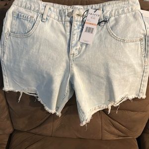 Frayed Jean sz 28 Mid Rise MIDI Short shorts